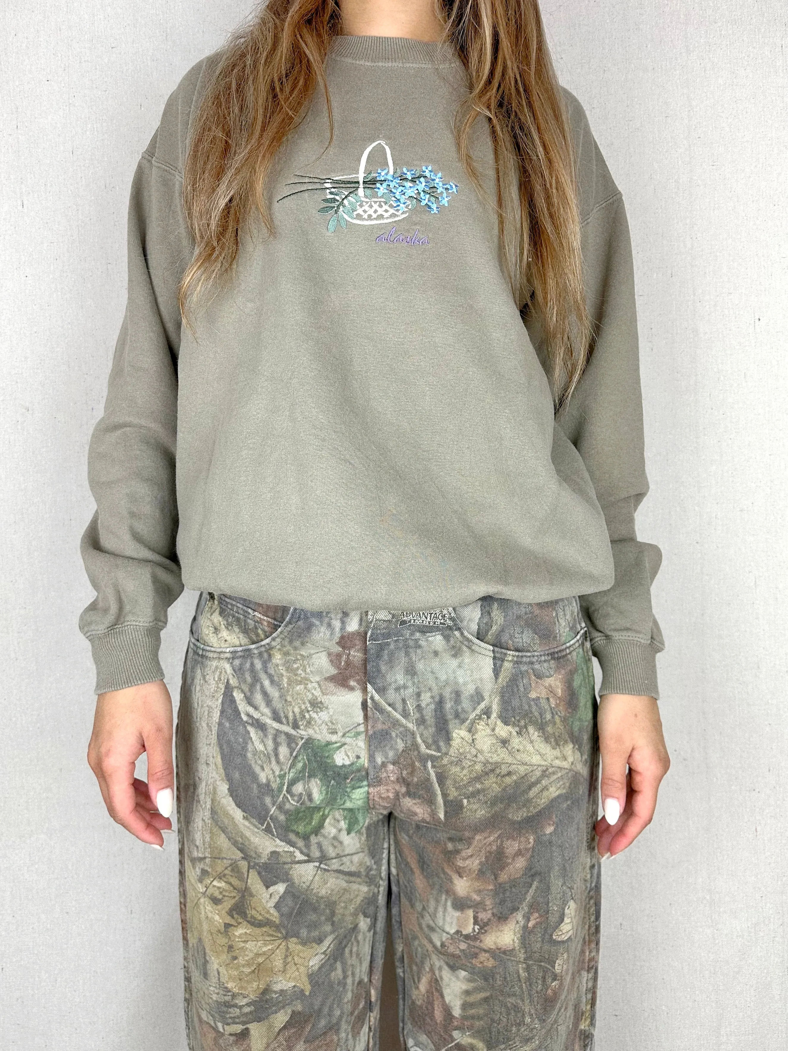 90's Alaska Embroidered Vintage Sweatshirt Size 10-12