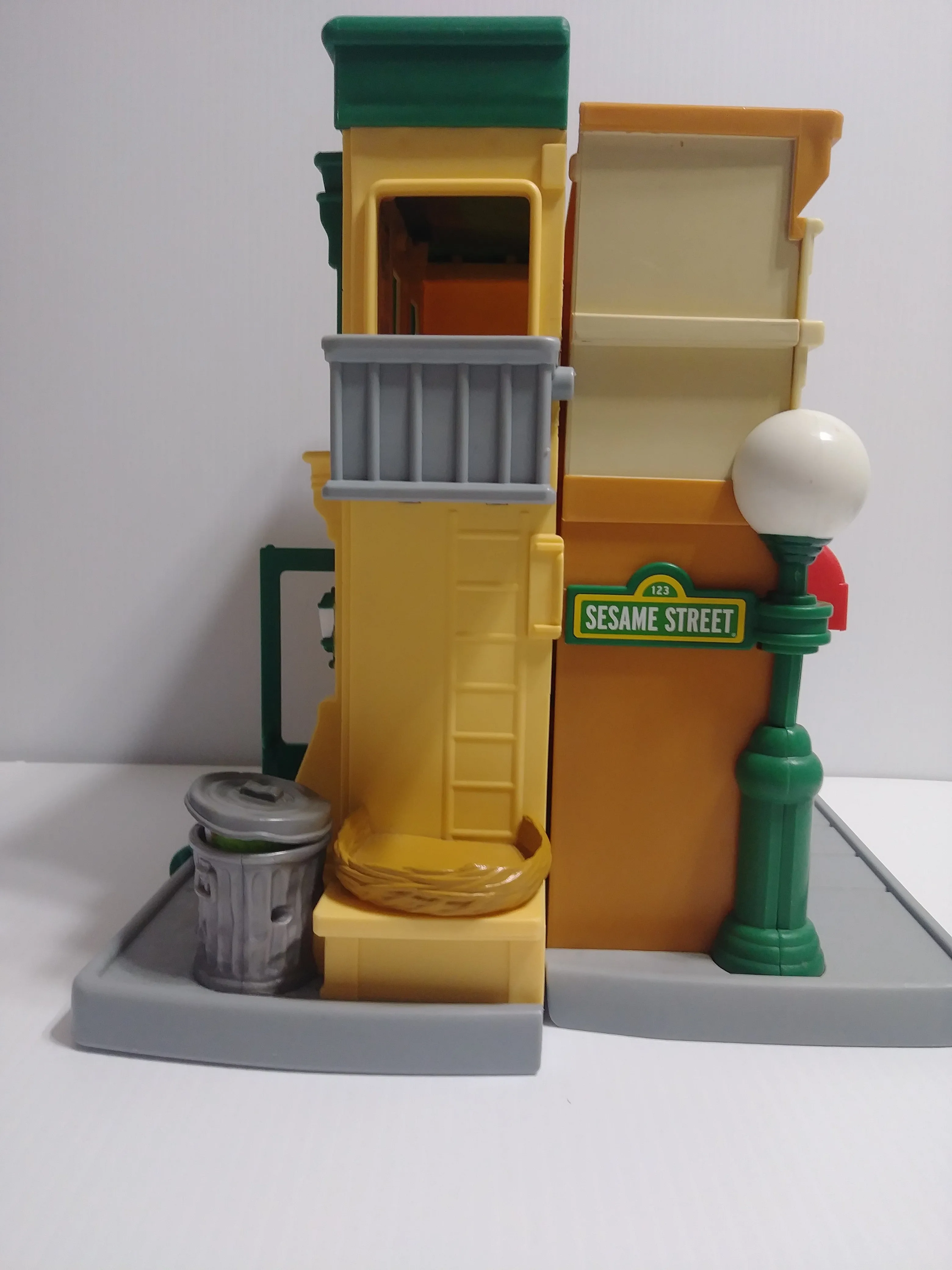 Hasbro 123 Sesame Street Mr Hooper's Store Playset
