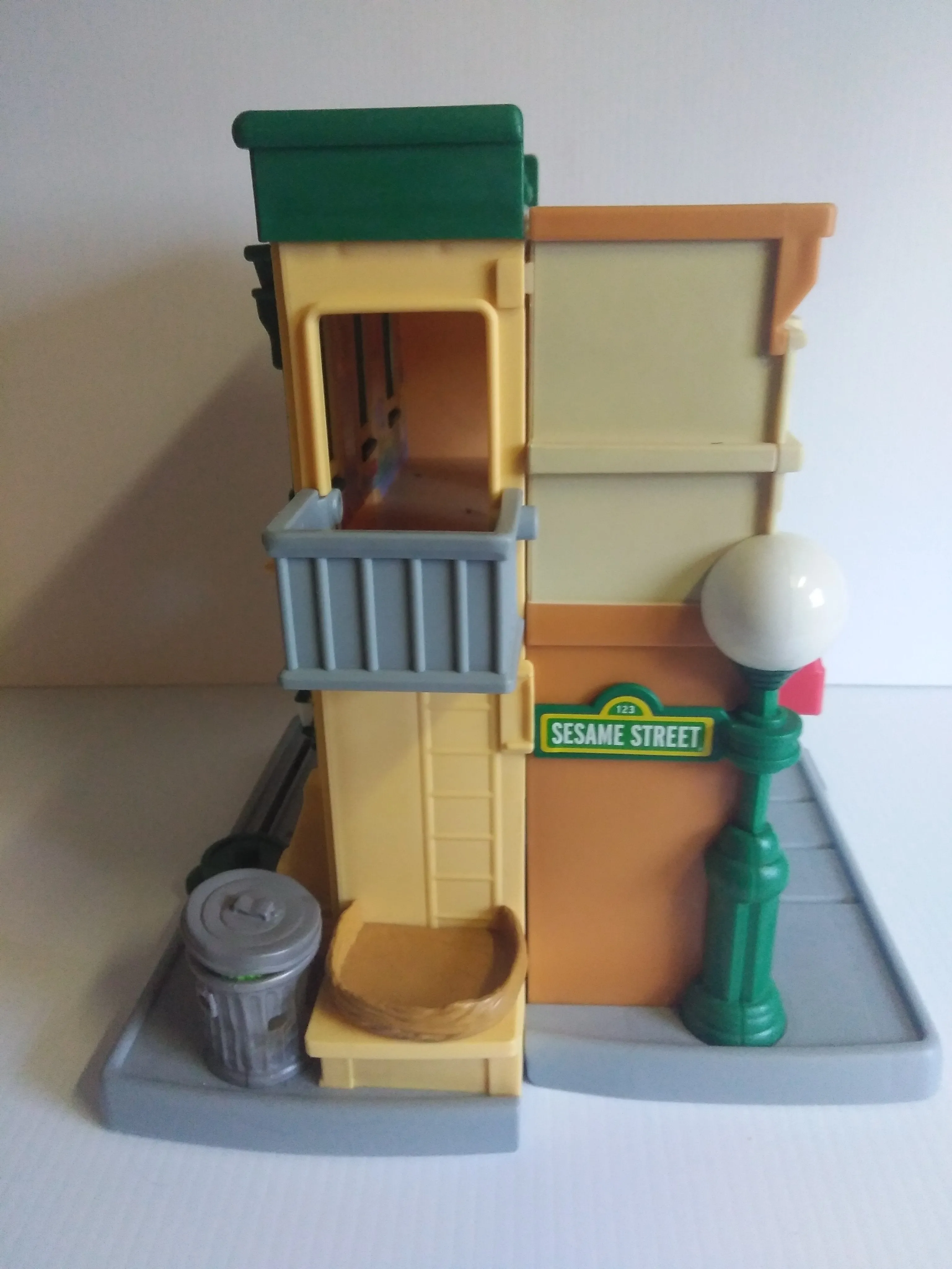 Hasbro 123 Sesame Street Mr Hooper's Store Playset