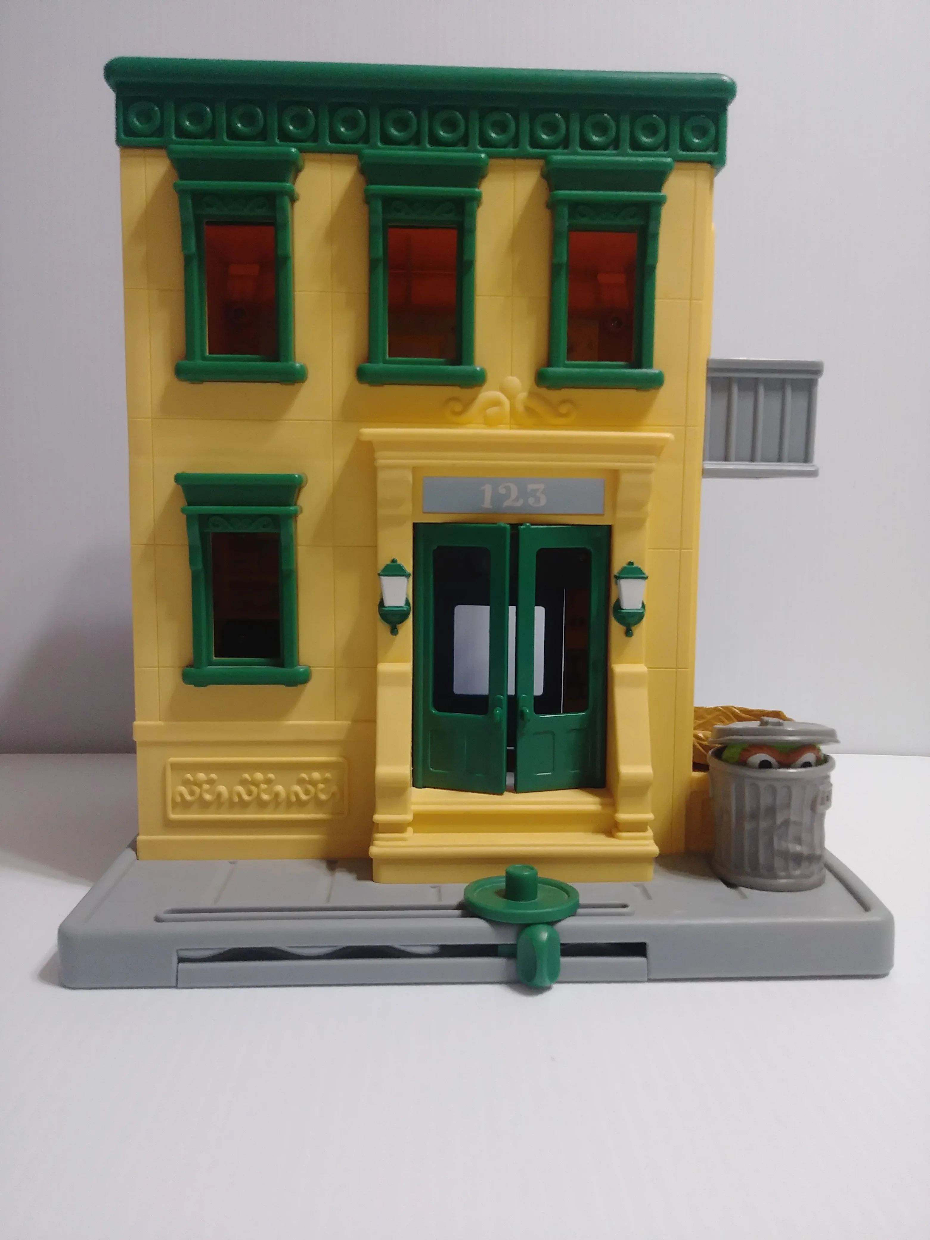Hasbro 123 Sesame Street Mr Hooper's Store Playset