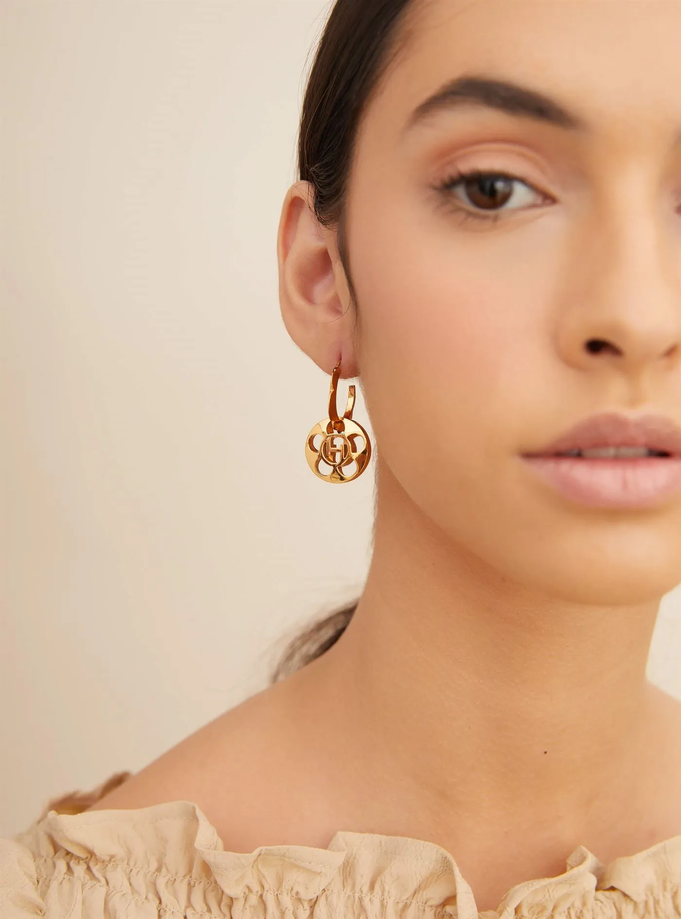 Outhouse   I   Oh Petite Broadway Drop Earrings Brass, Gold Accessories OHAW21EA011