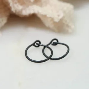 Tiny Hoop Earring Plain - Niobium Choose Your Diameter, Gauge
