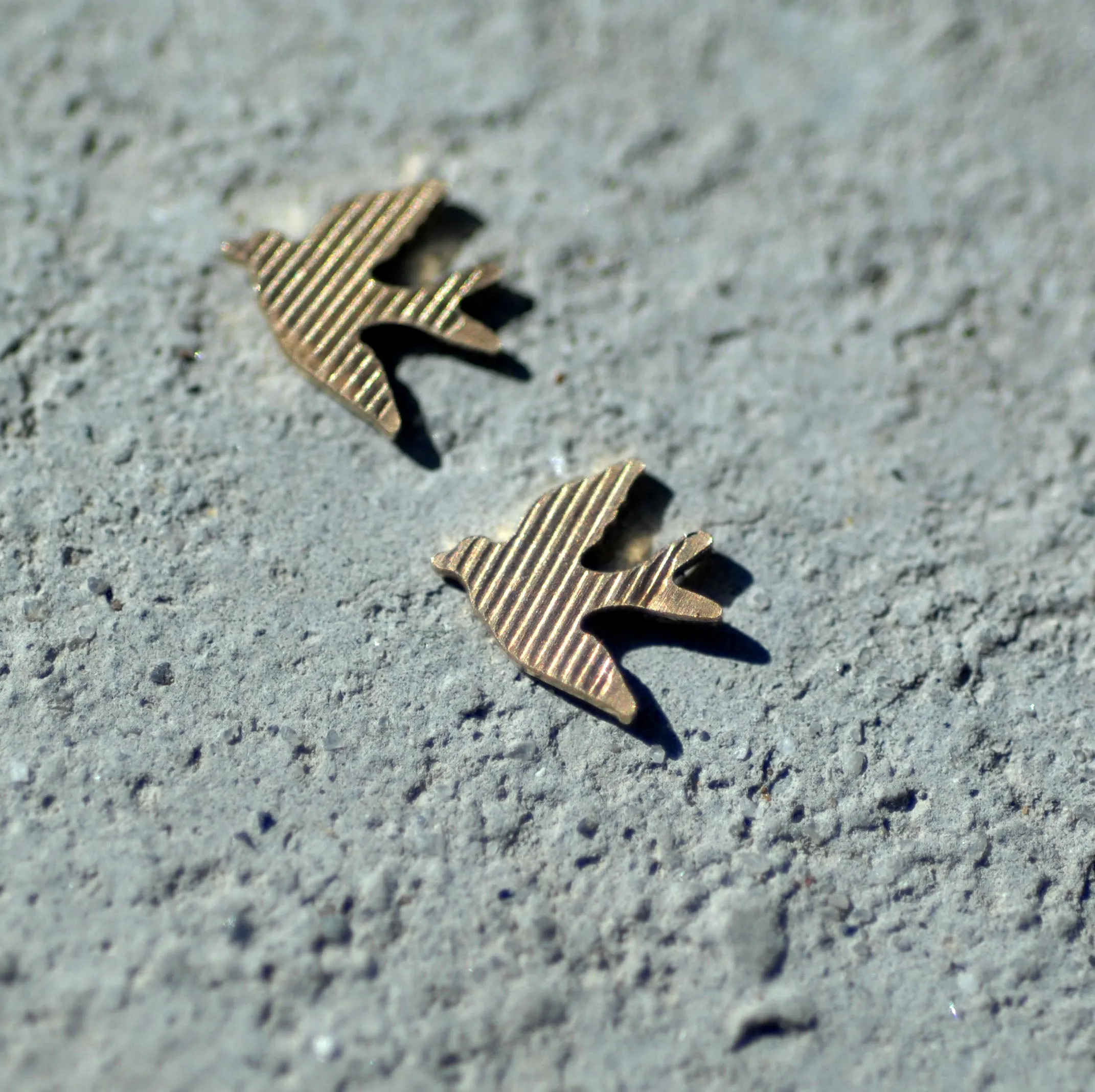 Tiny Metal Hexagon Golondrina Bird